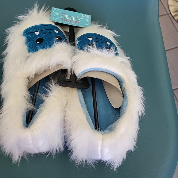 NWT Youth S/M Fuzzy Yeti Christmas Shoppe Slippers Furry White Blue Glitter - Picture 8 of 10